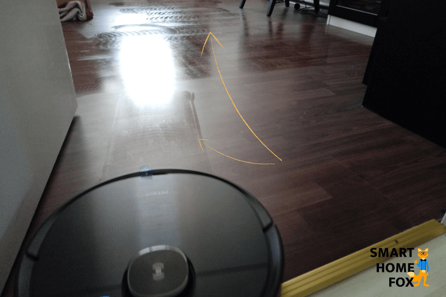 OZMO T8 AIVI протирает пол по технологии OZMO Pro